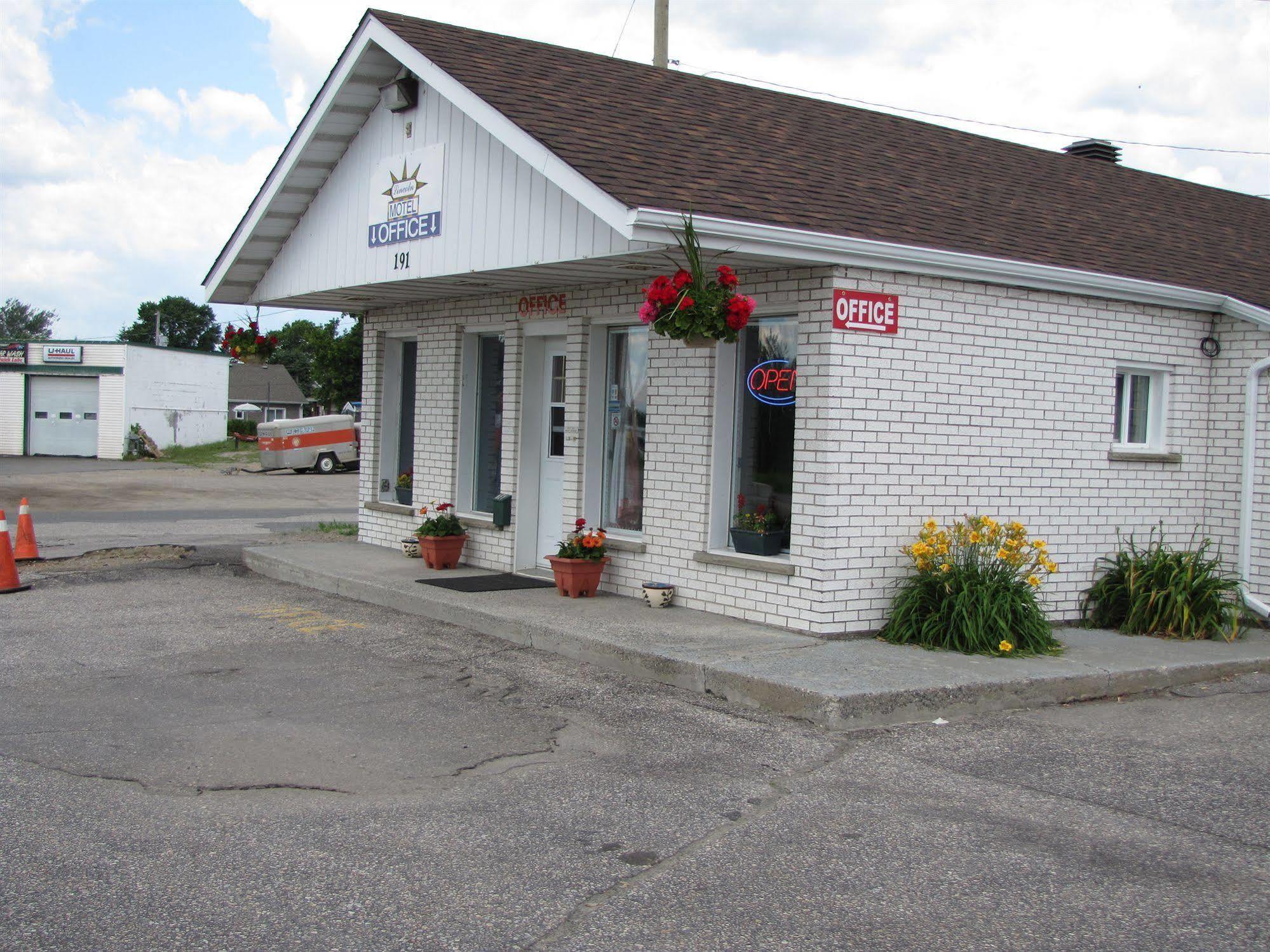 Lincoln Motel Sturgeon Falls Exterior photo
