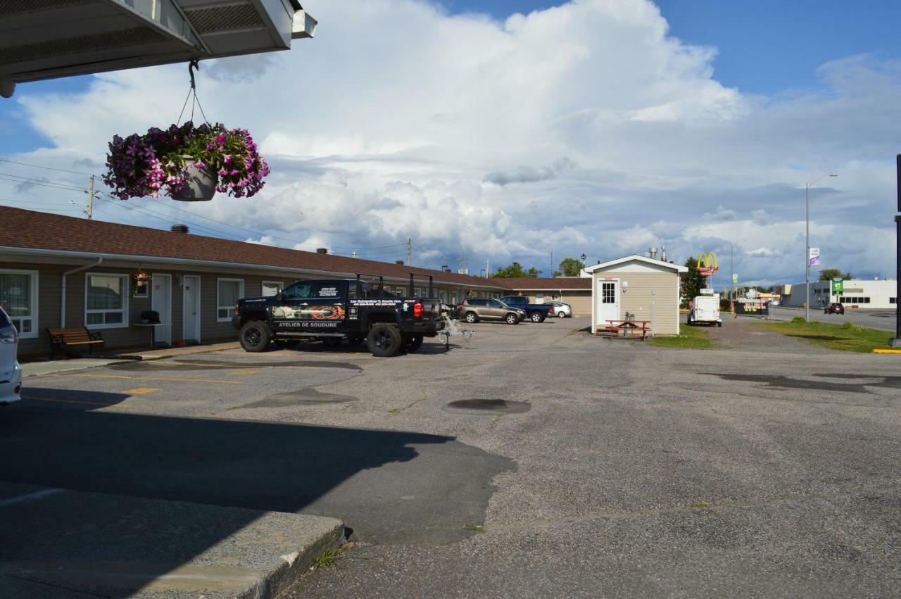 Lincoln Motel Sturgeon Falls Exterior photo